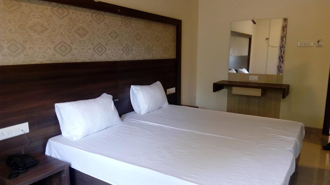 Hotel Veer Residency 판벨 외부 사진